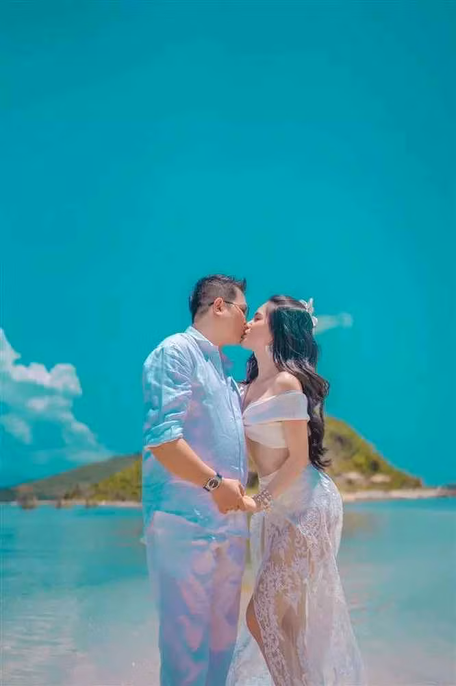 Để loạt hình bỏng mắt hơn, Di Băng diện bộ đồ giống kiểu nội y, phía dưới kèm thêm chiếc khăn ren mỏng. Trong khi anh Vũ diện bộ đồ màu trắng.