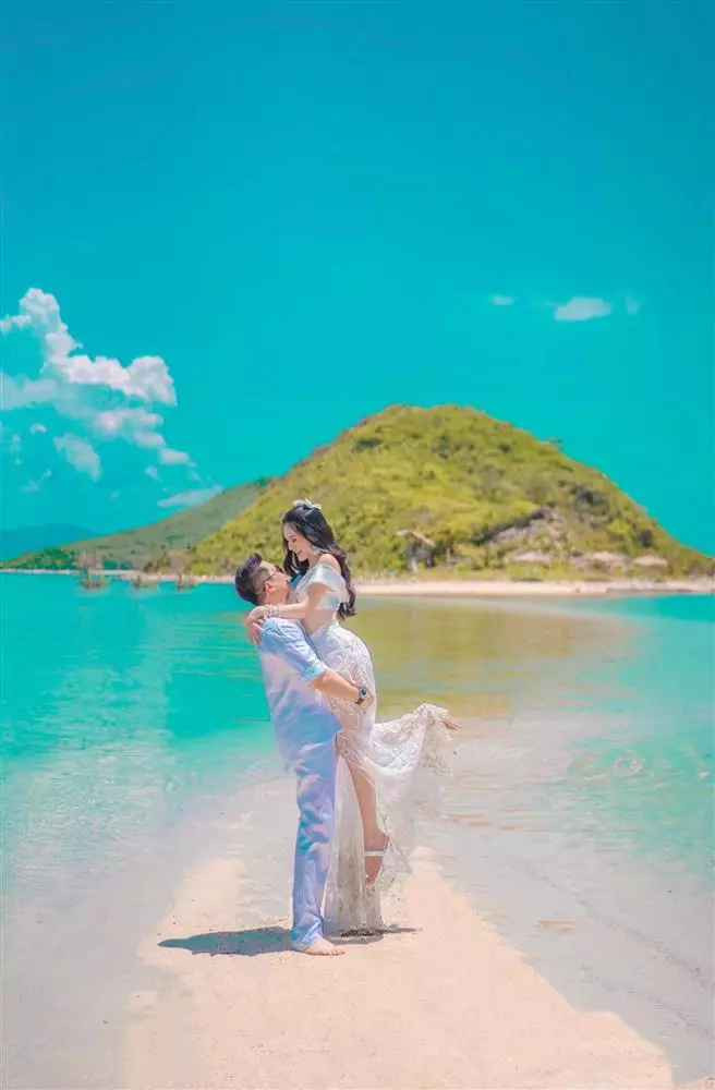 Đặc biệt, cả 2 còn có khoảnh khắc môi chạm môi vô cùng tình tứ. Ở phần bình luận bài đăng, rất nhiều người bày tỏ hóng chờ lễ kỉ niệm 10 năm ngày cưới của họ.