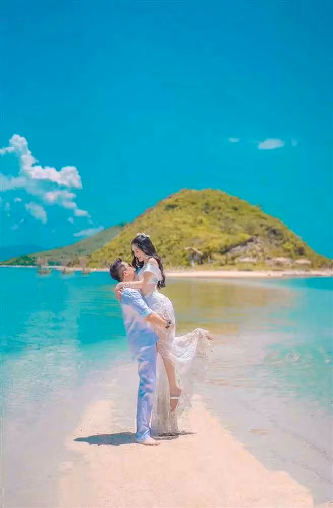 Đặc biệt, cả 2 còn có khoảnh khắc môi chạm môi vô cùng tình tứ. Ở phần bình luận bài đăng, rất nhiều người bày tỏ hóng chờ lễ kỉ niệm 10 năm ngày cưới của họ.