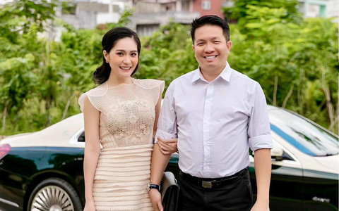 Cặp đôi lắm tiền nhiều của còn thuê hẳn một e-kip trang trí sân khấu, tổ chức ăn uống linh đình ngoài trời. Đoàn Di Băng chia sẻ, do dịch bệnh nên buổi lễ chủ yếu toàn người nhà.