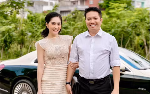 Cặp đôi lắm tiền nhiều của còn thuê hẳn một e-kip trang trí sân khấu, tổ chức ăn uống linh đình ngoài trời. Đoàn Di Băng chia sẻ, do dịch bệnh nên buổi lễ chủ yếu toàn người nhà.