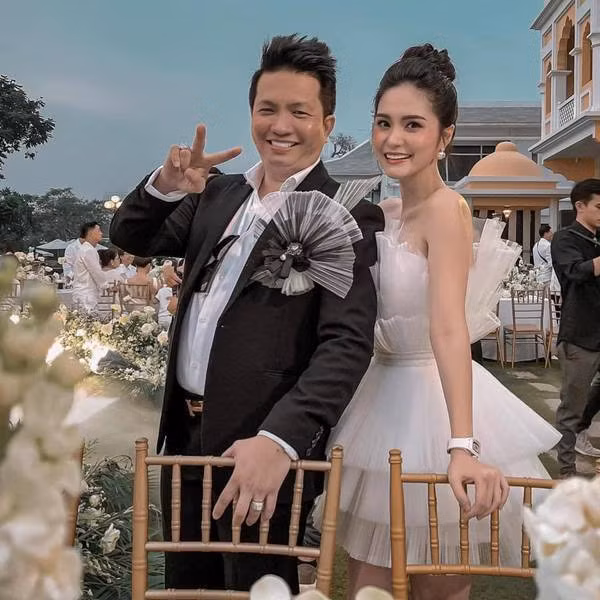 Riêng phòng của vợ chồng đại gia có giá gần 20 triệu đồng/đêm, còn phòng thường cỡ vài triệu. Gia đình Đoàn Di Băng sẽ ở khách sạn một đêm.