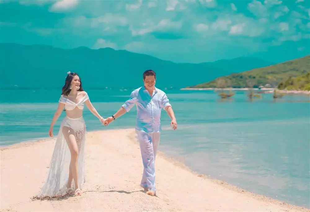 Cách đây ít ngày, trên trang cá nhân, "nữ đại gia" Di Băng cũng từng hé lộ nơi tổ chức lễ kỉ niệm ngày cưới của mình, đó là Đà Lạt.