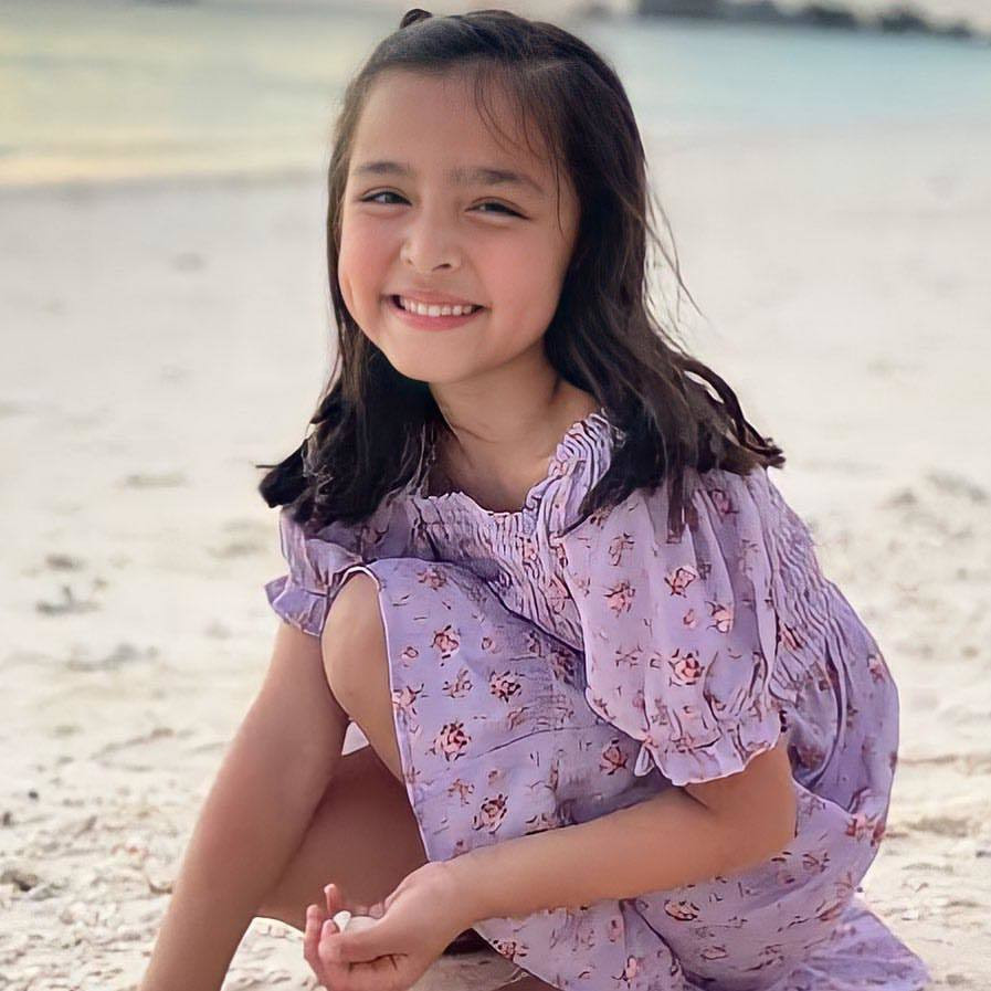 Ngay từ khi còn rất bé, Zia đã khiến người hâm mộ phải trầm trồ khi sở hữu vẻ đẹp như thiên thần. Nhóc tì nhà mỹ nhân đẹp nhất philippines có đôi mắt to đen lay láy, khuôn miệng xinh xắn đáng yêu cùng chiếc mũi cao thẳng.