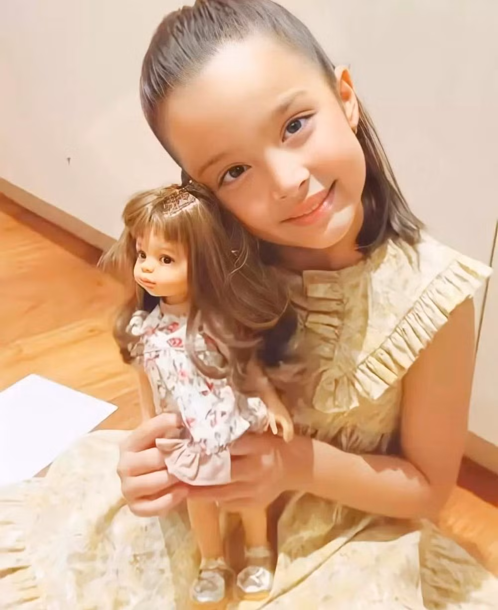 Bé Zia lần đầu đóng quảng cáo từ lúc 4 tháng tuổi và hiện vẫn đang là sao nhí cực đắt show. Thậm chí từ năm 2016, mỹ nhân đẹp nhất Philippines đã gây choáng khi cho biết cát-xê của con gái còn cao hơn cả mẹ.