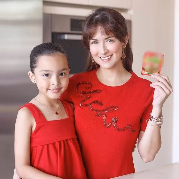 Nhiều người cho rằng Zia thừa hưởng nhiều nét đẹp từ mẹ hơn là bố. Chính vì thế mà netizen vẫn thường gọi nhóc tì này chính là bản sao nhí của Marian Rivera.