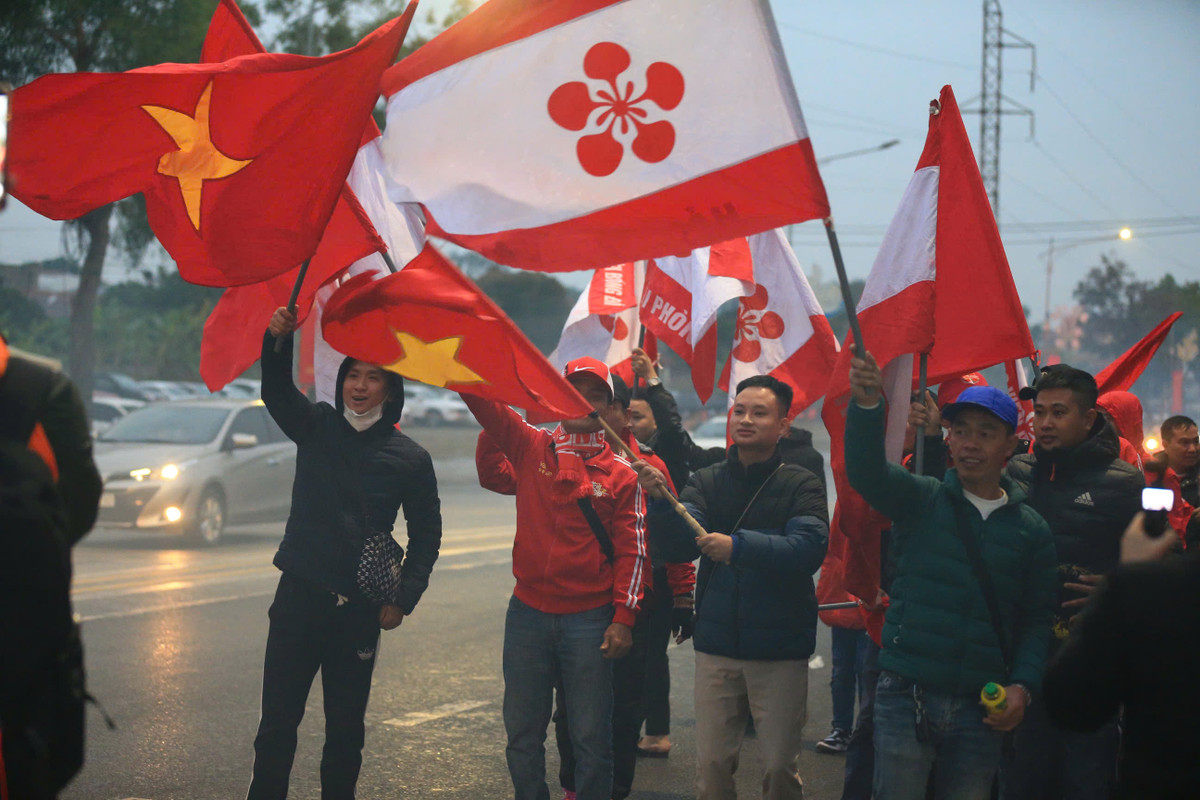 Các CĐV Việt Nam tới với Phú Thọ đều chung một mong muốn đó là 3 điểm cho thầy trò HLV Kim Sang-sik để trả món nợ trong suốt nhiều năm khi đối đầu với Indonesia.