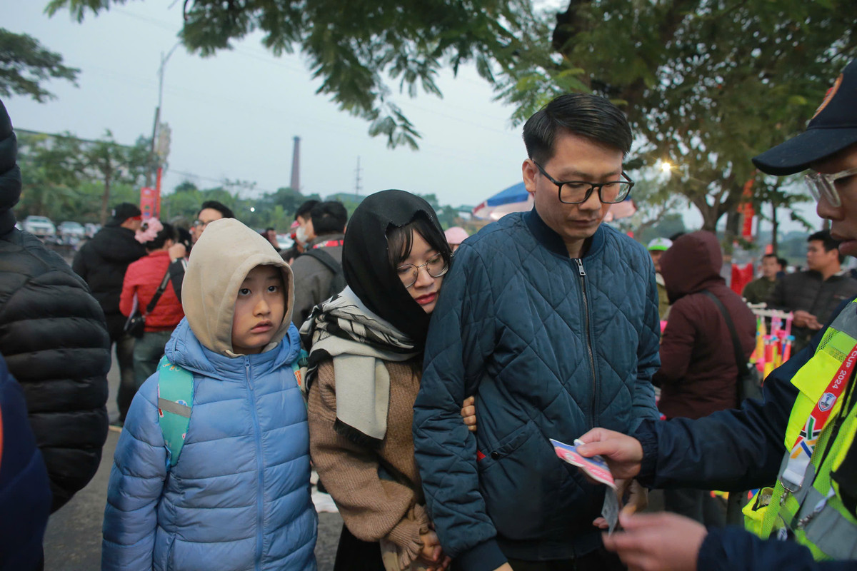 Ngay từ cửa vào, an ninh đã được BTC sân Việt Trì thắt chặt nhằm đảm bảo cho người dân vào xem trận đấu an toàn, trật tự.