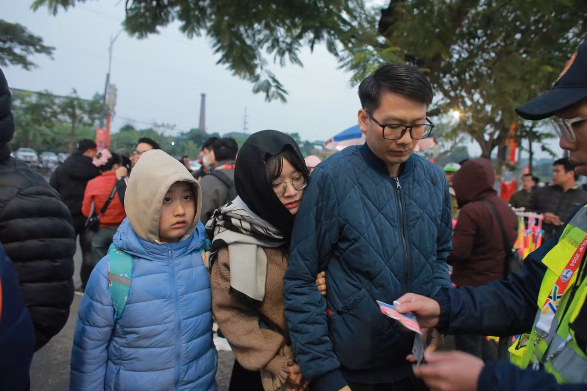 Ngay từ cửa vào, an ninh đã được BTC sân Việt Trì thắt chặt nhằm đảm bảo cho người dân vào xem trận đấu an toàn, trật tự.