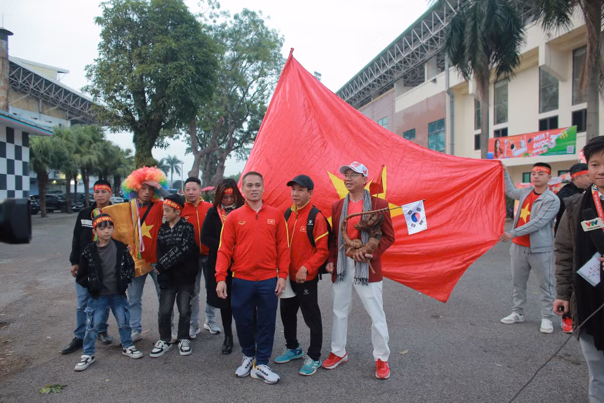 Có mặt tại SVĐ Việt Trì - Phú Thọ trước trận đấu 3 tiếng, PV ghi nhận nhiều CĐV đã vượt hàng trăm cây số để tới cổ vũ ĐT Việt Nam trong trận tiếp đón Indonesia tại AFF Cup 2024.