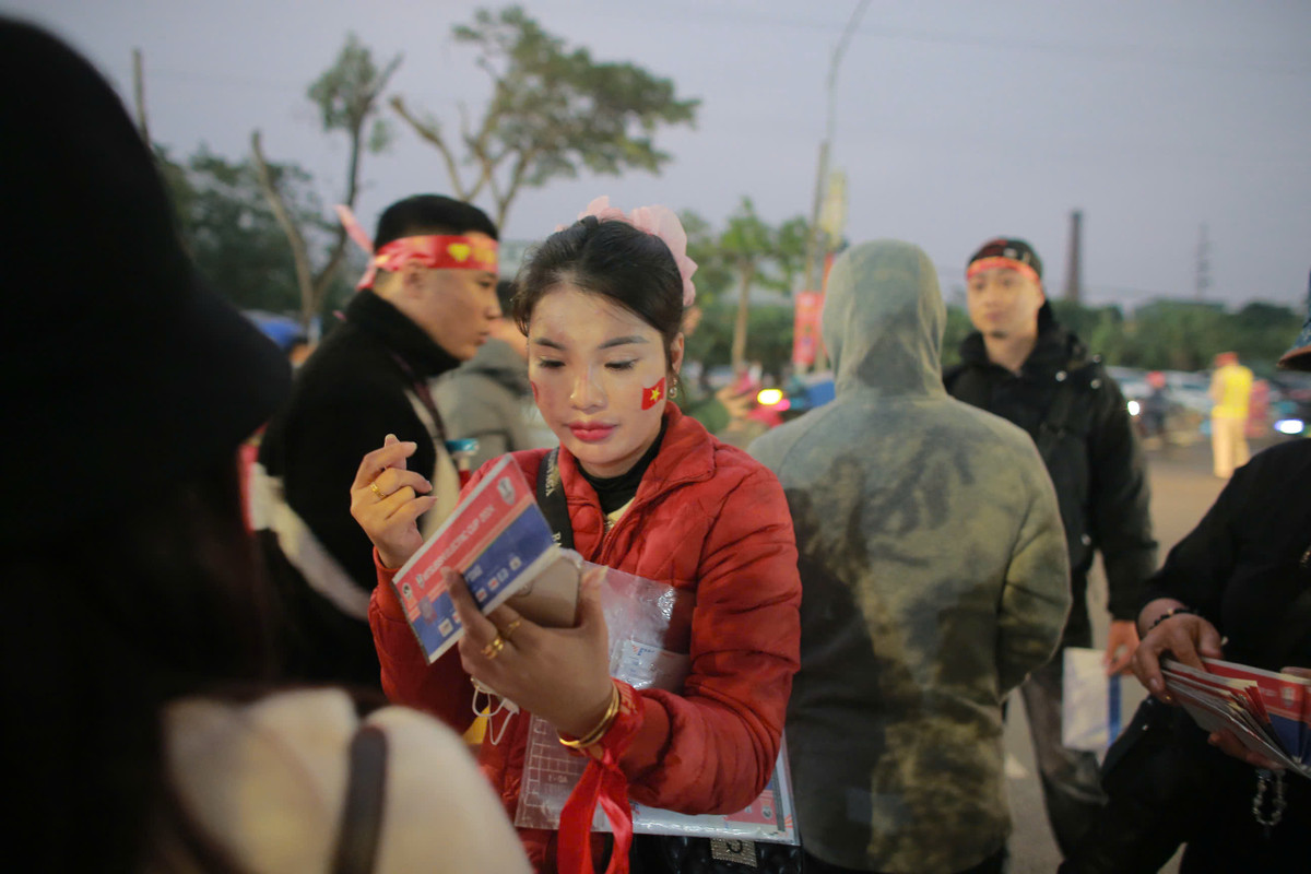 Trước khi trận đấu diễn ra, thành phố Việt Trì có mưa và nhiệt độ hạ thấp nhưng không thể can được sự nhiệt huyết của các CĐV đến cổ vũ cho ĐT Việt Nam.