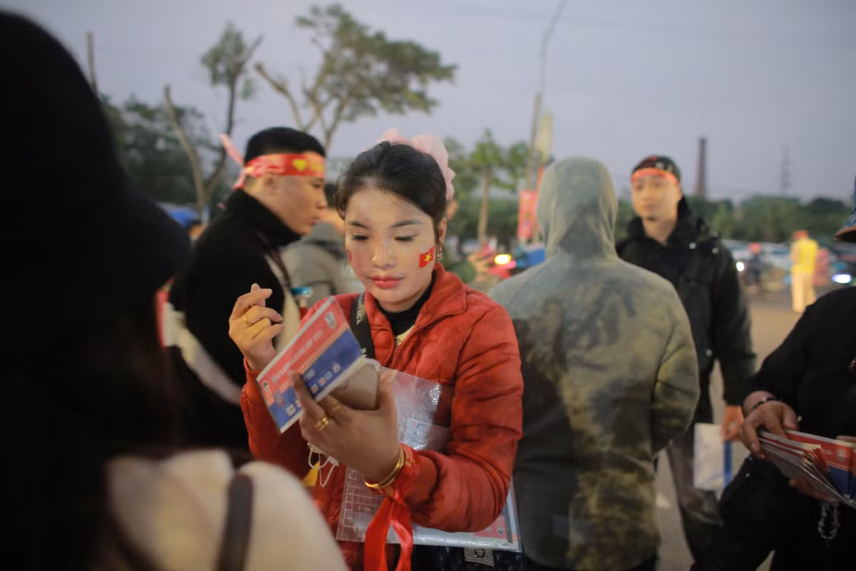 Trước khi trận đấu diễn ra, thành phố Việt Trì có mưa và nhiệt độ hạ thấp nhưng không thể can được sự nhiệt huyết của các CĐV đến cổ vũ cho ĐT Việt Nam.