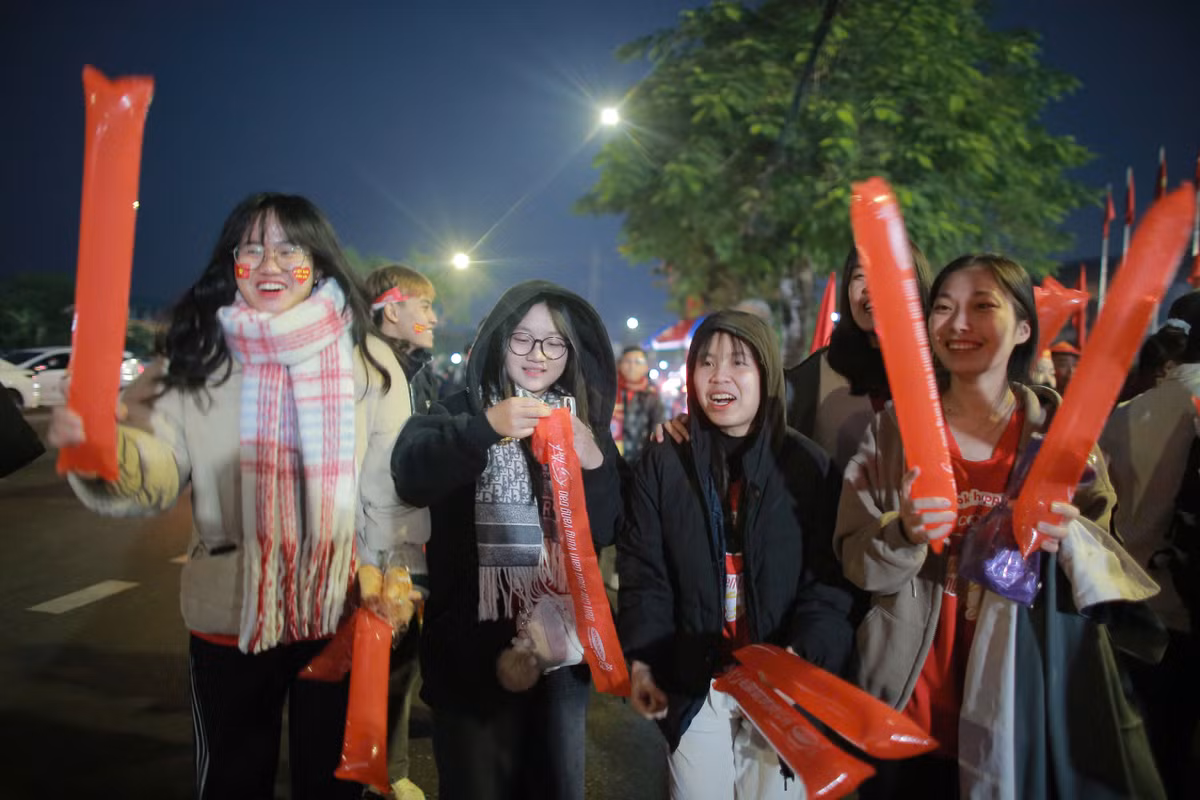 Kim Anh ( sinh viên trường Đại học Hùng Vương - Phú Thọ) cùng các bạn đã di chuyển tới sân Việt Trì để tiếp lửa cho ĐT Việt Nam.