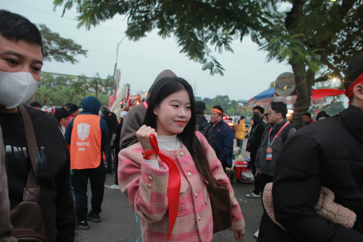 Một cô bạn xinh xắn cùng người thân vào cổ vũ đội tuyển Việt Nam.