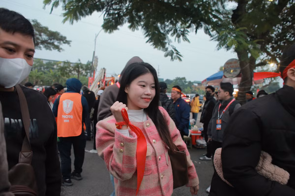 Một cô bạn xinh xắn cùng người thân vào cổ vũ đội tuyển Việt Nam.