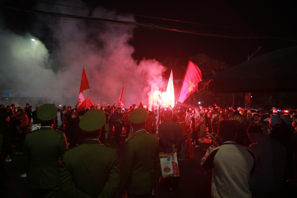 Nhóm CĐV đốt pháo sáng, hâm nóng trước trận đấu ĐT Việt Nam đấu Indonesia.