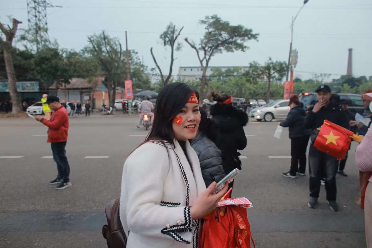 Bên cạnh đó, nhiều dịch vụ ăn theo của tại sân Việt Trì cũng nở rộ như bán sticker, khăn quàng, áo cổ vũ đội tuyển Việt Nam.