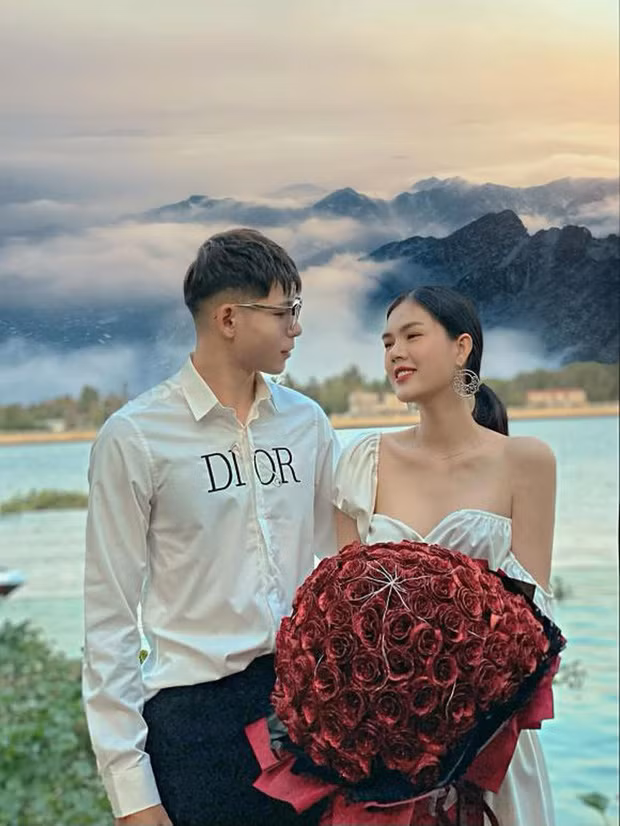 Giữa lùm xùm chuyện liên quan đến "chiếc sừng", bạn trai nữ diễn viên Ngọc Trinh là Liễu Quang Vinh vẫn chưa hề lên tiếng đính chính khiến nhiều người "bán tín bán nghi".