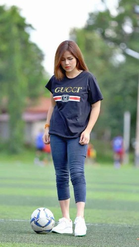 Đúng về phía phản đối Madam Bo, một số NHM Lào cho hay dù biết cách xử lý của xe bus chở đội U19 Lào là không hay. Nhưng Madam Bo không nên đăng video này khi nó không mang đến một hình ảnh tốt đẹp cho bóng đá Lào.