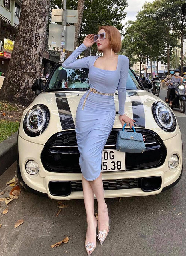 Chiếc váy xanh ôm sát body làm tôn lên những đường cong vàng của Trâm Anh.