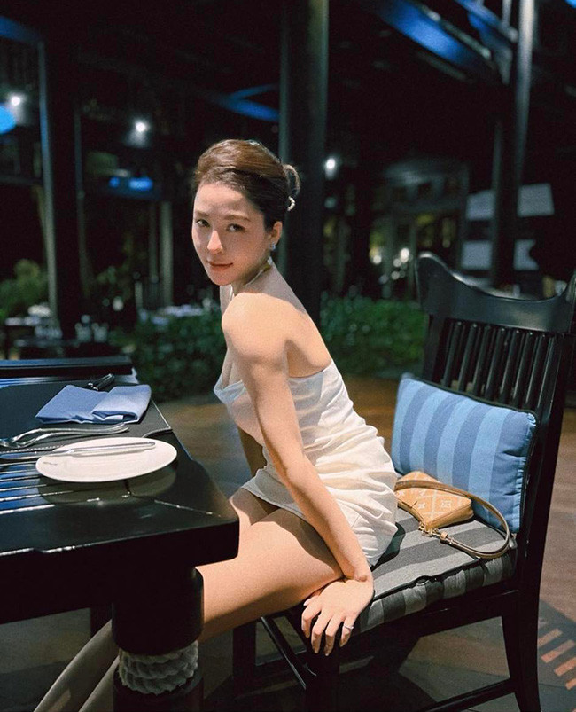 "Chán" váy bodycon, Trâm Anh thỉnh thoảng làm mới mình bằng bộ jumsuit màu kem, tôn lên đường cong hoàn hảo.