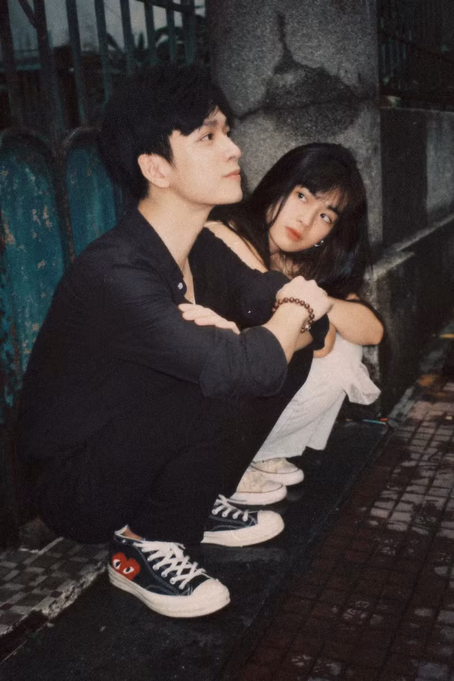 Ngắm bộ ảnh, mọi người như thể được quay trở lại cái thời phim Mắt Biếc, nơi có mối tình dễ thương giữa thầy giáo Ngạn và cô gái nhỏ Trà Long.