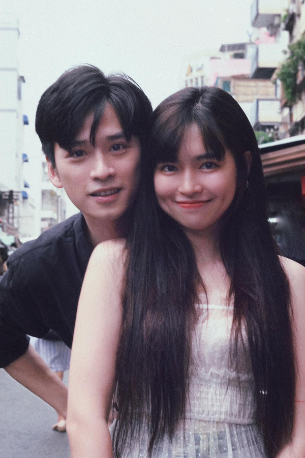 Mới đây, netizen liên tục truyền tay nhau bộ ảnh film "tình bể tình" của nội bộ Mắt Biếc. Lần này là sự xuất hiện của Đỗ Khánh Vân (Trà Long) và Trần Nghĩa (thầy Ngạn).