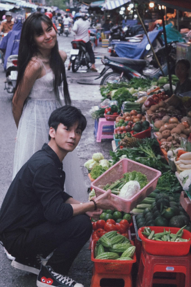 Cũng nhân buổi đi chơi "đánh lẻ" này, Khánh Vân đã trổ tài chụp ảnh film của mình và chụp riêng cho Trần Nghĩa mấy pô ảnh.