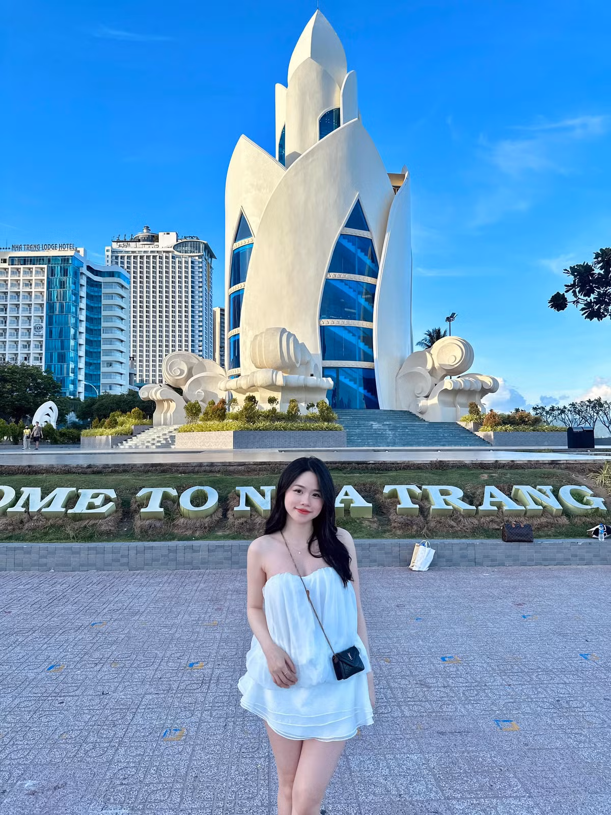 Sau ồn ào chuyện tình cảm, Huỳnh Anh được nhận xét ngày càng xinh đẹp và gợi cảm đến ngỡ ngàng.