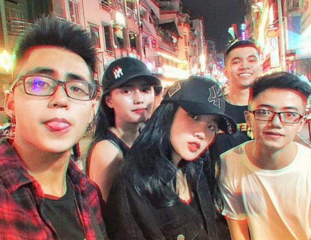 Ngắm một hồi thì mọi người phát hiện anh chàng này hoá ra là Việt Hoàng - em trai Sơn Tùng M-TP, một gương mặt hết sức quen thuộc.