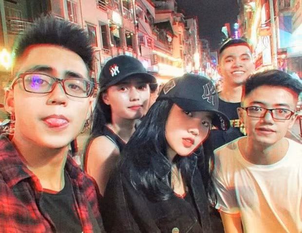 Ngắm một hồi thì mọi người phát hiện anh chàng này hoá ra là Việt Hoàng - em trai Sơn Tùng M-TP, một gương mặt hết sức quen thuộc.