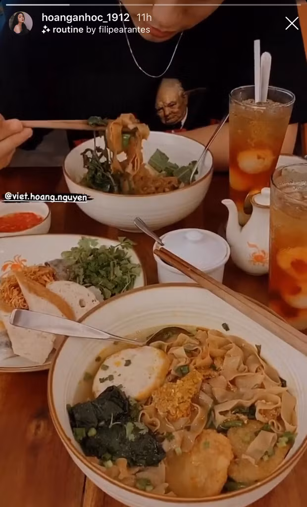 Hậu công khai "toang" với Văn Hậu, trong khi dân tình mải cảm thán thì Hoàng Anh Ốc tiếp tục chia sẻ hình ảnh bên một chàng trai khác