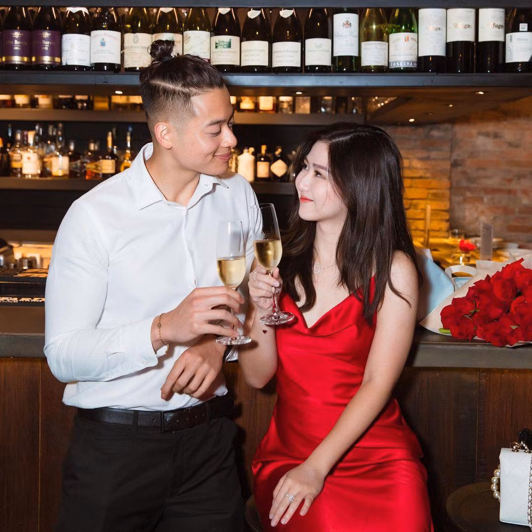 Trí Thịt Bòa (hay còn gọi là Trí Phan) sinh năm 1997, là một trong những trai đẹp nổi đình đám trong làng TikTok Việt. Anh chàng được biết đến là một Việt kiều Mỹ, sở hữu chiều cao ấn tượng 1m85 cùng thân hình 6 múi cực chuẩn.