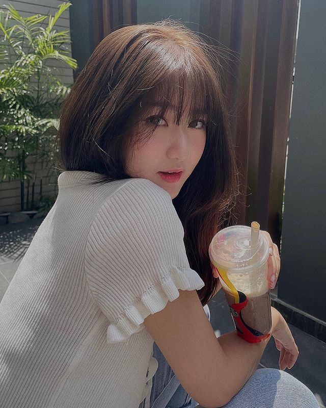 Bên cạnh đó, nhan sắc của cô bạn gái Hà My cũng gây chú ý bởi chemistry ngọt ngào, nhan sắc quá đẹp đôi.