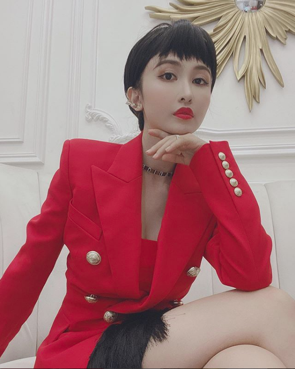 Đa phần mọi lời khen đều tập trung vào vòng eo "siêu mảnh" đầy cuốn hút dù đã là mẹ hai con của Mina Phạm.