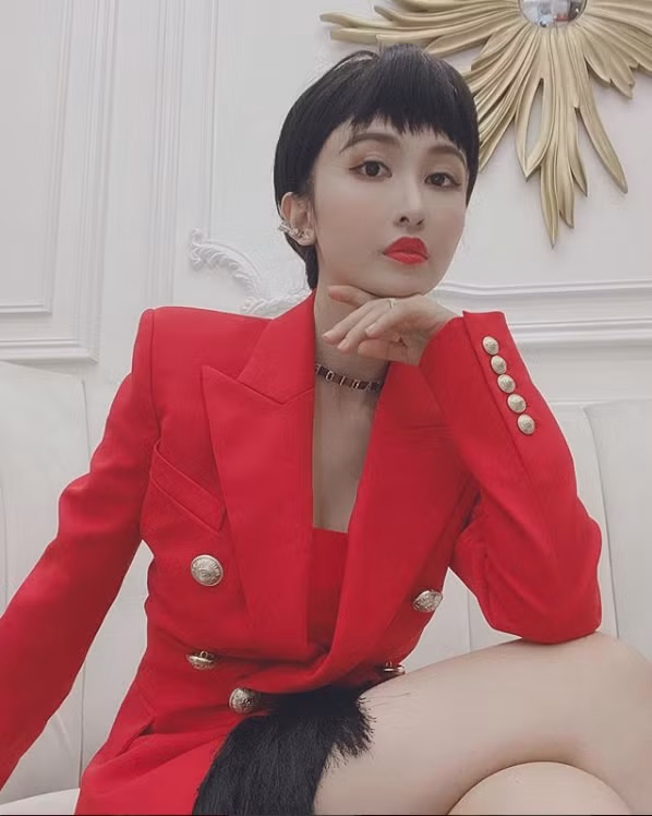 Đa phần mọi lời khen đều tập trung vào vòng eo "siêu mảnh" đầy cuốn hút dù đã là mẹ hai con của Mina Phạm.