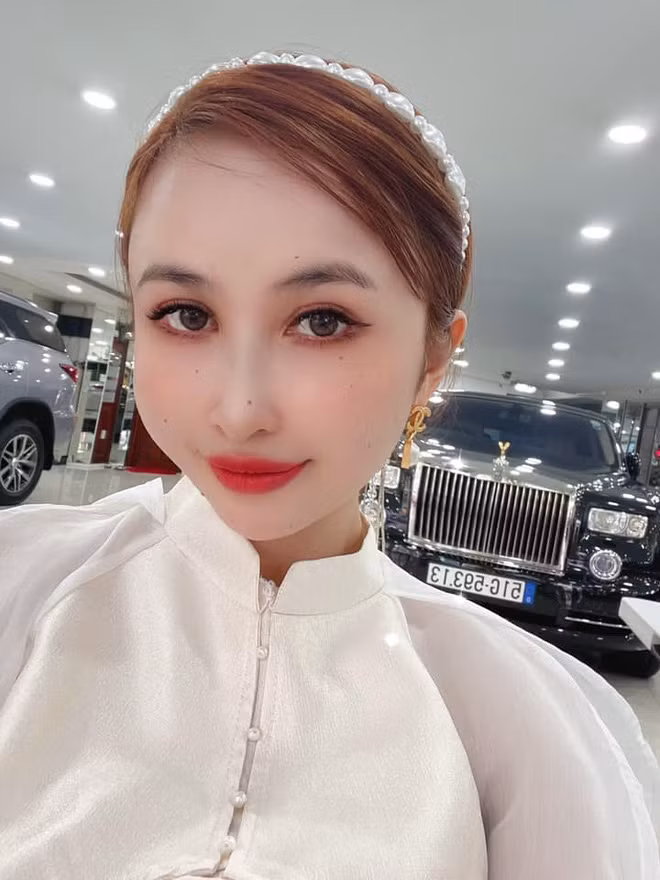 Vợ hai Minh Nhựa thường xuyên nhận được lời khen nhờ gương mặt trẻ đẹp và vóc dáng "chuẩn từng milimet" của mình.