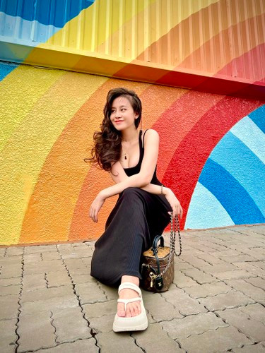 Về chuyện tình cảm, Bà Tưng nói hiện tại cô vẫn đang độc thân. Khi được hỏi có sợ những ồn ào trong quá khứ trở thành rào cản trong tình yêu, người đẹp cho biết: “Tuổi trẻ ai cũng có những lúc bồng bột. Không có Bà Tưng của năm 19 - 20 tuổi thì chắc chắn sẽ không có một Huyền Anh chững chạc như ngày hôm nay. Có thể đối với một số người khó khăn sẽ là rào cản chứ với em khó khăn là cơ hội, miễn là tất cả mình làm đều nằm trong phạm trù đạo đức và pháp luật cho phép”