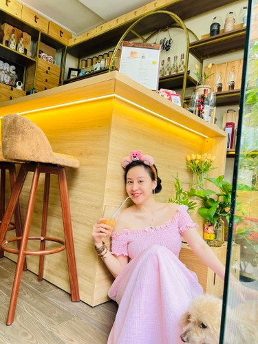 “Từ năm 23 tuổi tôi đã tập tành buôn bán, đầu tư. Tôi có tích lũy chút kinh nghiệm, tài chính để lúc không làm nghệ thuật hay làm gì thì vẫn đủ sống”. Bà Tưng cho biết thêm.