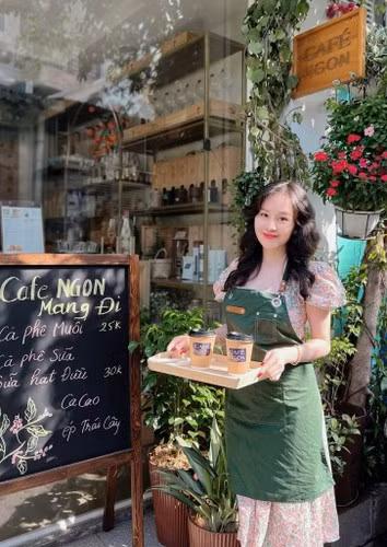 “Tôi cảm thấy mình may mắn vì đã từng nhận nhiều cơ hội cho công việc giải trí. Và tôi phải thấy đủ, biết sống chậm lại đúng lúc thì cuộc sống mới an lành được”, Bà Tưng chiêm nghiệm