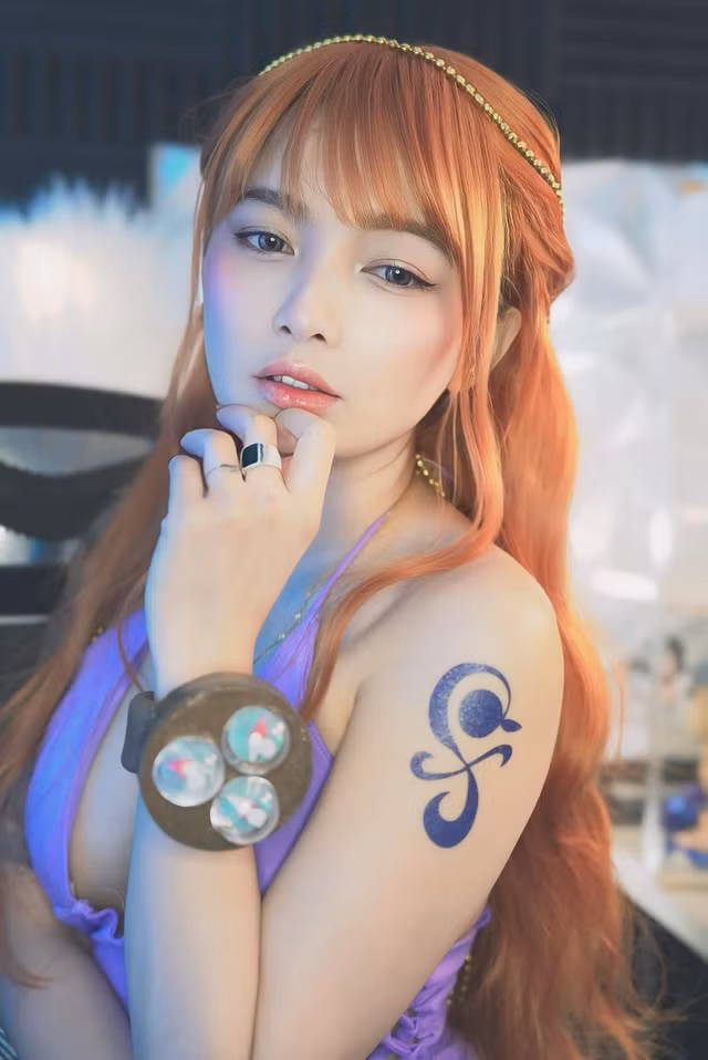 Trong lần cosplay Nami lần này, Kazumi không chỉ chú trọng đến trang phục mà còn rất tỉ mỉ trong việc bắt chước từng cử chỉ, biểu cảm của nhân vật.