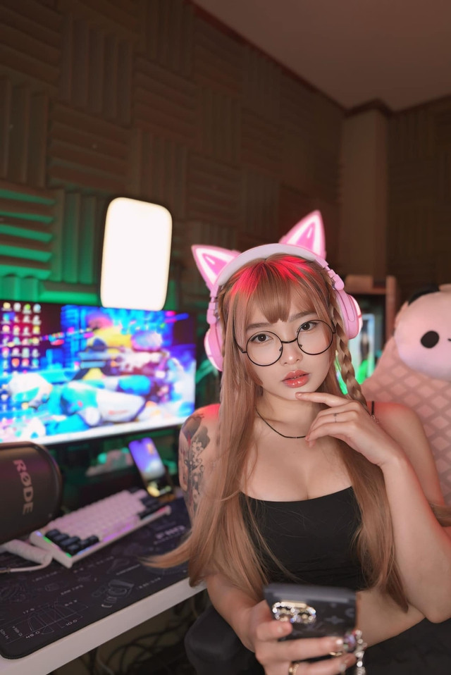 Việc Kazumi sở hữu fan khủng là điều dễ hiểu. Không chỉ thu hút được sự chú ý bởi vẻ ngoài xinh đẹp, mà cô nàng còn có tài năng và sự sáng tạo trong mỗi bộ trang phục mình thể hiện.