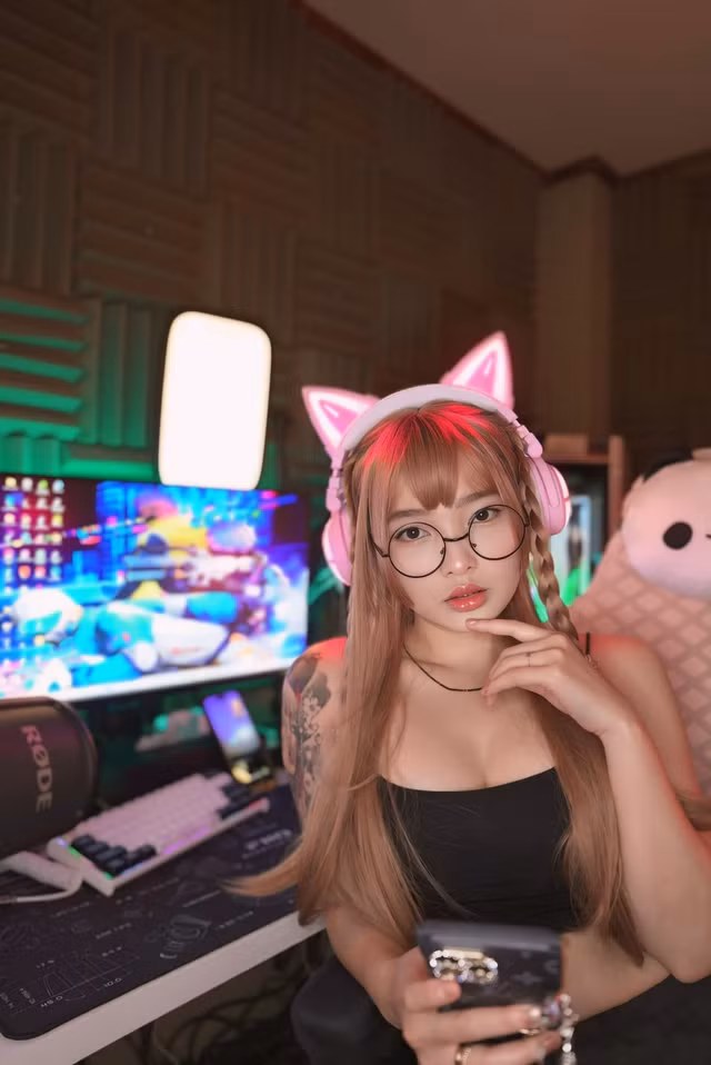 Việc Kazumi sở hữu fan khủng là điều dễ hiểu. Không chỉ thu hút được sự chú ý bởi vẻ ngoài xinh đẹp, mà cô nàng còn có tài năng và sự sáng tạo trong mỗi bộ trang phục mình thể hiện.