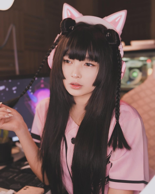 Trong đó, mỗi lần hóa thân vào một nhân vật mới, Kazumi đều khiến người xem phải thán phục vì khả năng "biến hóa" tài tình, cùng sự đầu tư chỉn chu vào trang phục, make-up đến cách tạo dáng.