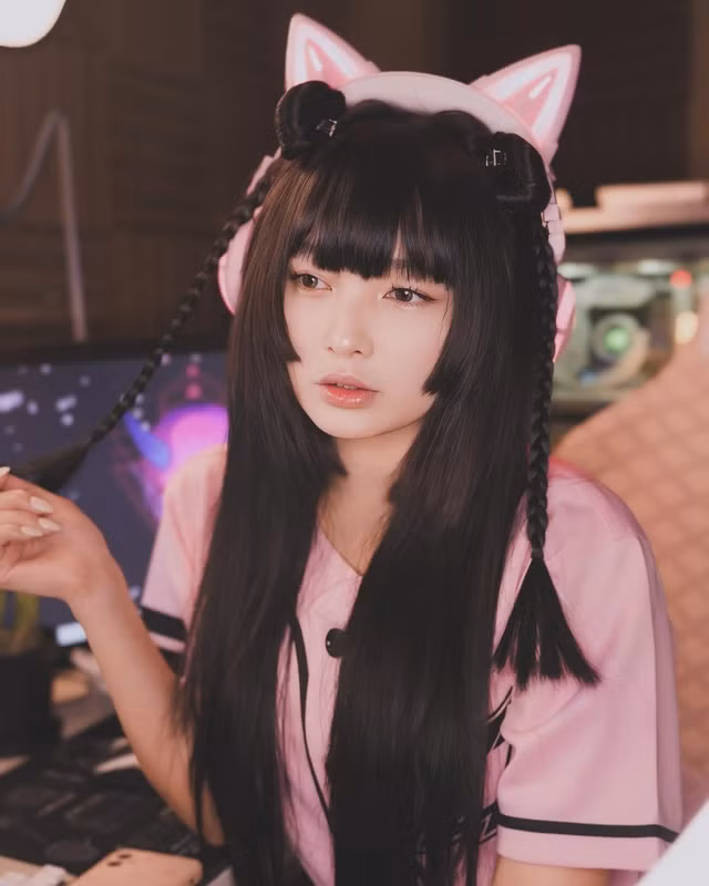 Trong đó, mỗi lần hóa thân vào một nhân vật mới, Kazumi đều khiến người xem phải thán phục vì khả năng "biến hóa" tài tình, cùng sự đầu tư chỉn chu vào trang phục, make-up đến cách tạo dáng.