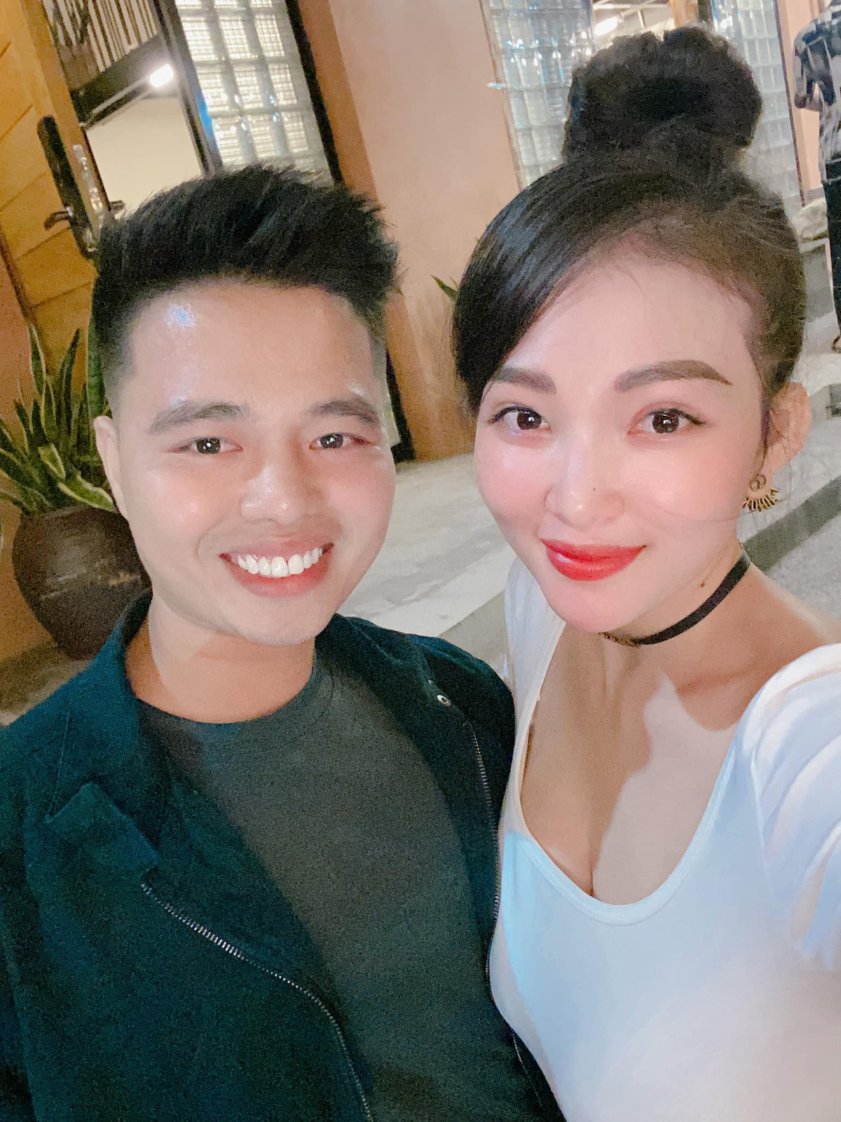 Trước đó, Thu Hương cũng được ông xã đứng ra tổ chức tiệc mừng... 20/11 hoành tráng không kém bất kỳ sự kiện lớn nào của năm.