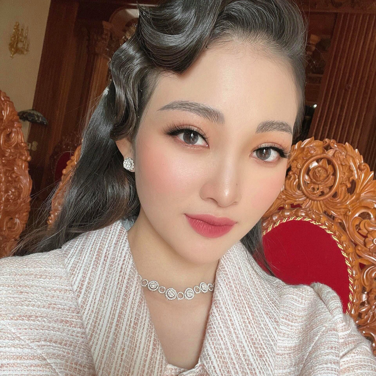 Đây không phải lần đầu tiên Thu Hương làm mọi người sửng sốt với cuộc sống đủ đầy lại được chồng yêu chiều nhất mực.