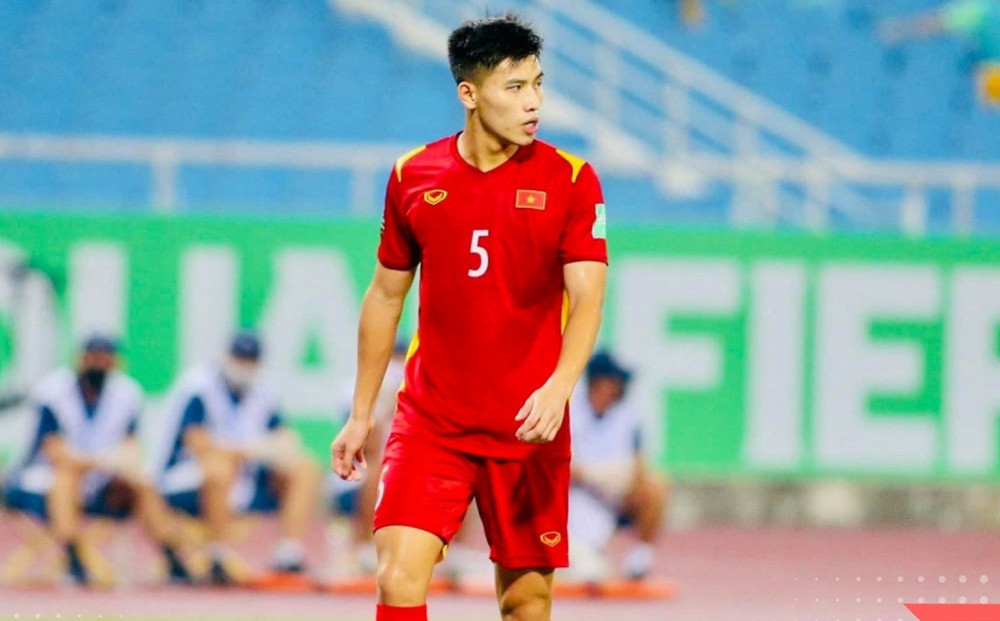 Trước khi trở thành người hùng của đội tuyển Việt Nam, Thanh Bình vấp phải không ít chỉ trích. Trong trận lượt đi với Trung Quốc, cũng tại vòng loại thứ 3 World Cup 2022, chàng trung vệ sinh năm 2000 này đã mắc lỗi lớn 2 trong số 3 bàn thua của các "chiến binh sao vàng".