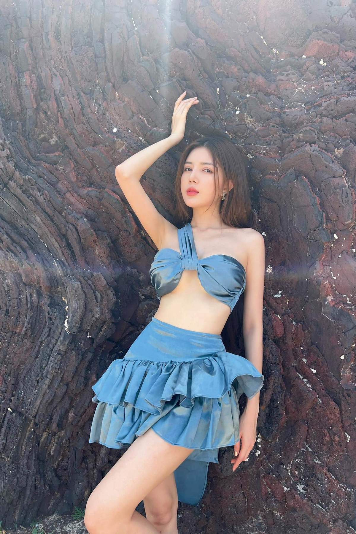 "Khi ngoại hình có sự thay đổi, giá cát xê của tôi tăng cao gấp nhiều lần. Các hợp đồng quảng cáo, chụp hình mẫu, mỹ phẩm, game... nườm nượp tìm đến. Tuy nhiên, có những lúc tôi suy sụp tinh thần khi nghe người khác nhận xét mình là thảm họa thẩm mỹ", Lily Luta tâm sự.