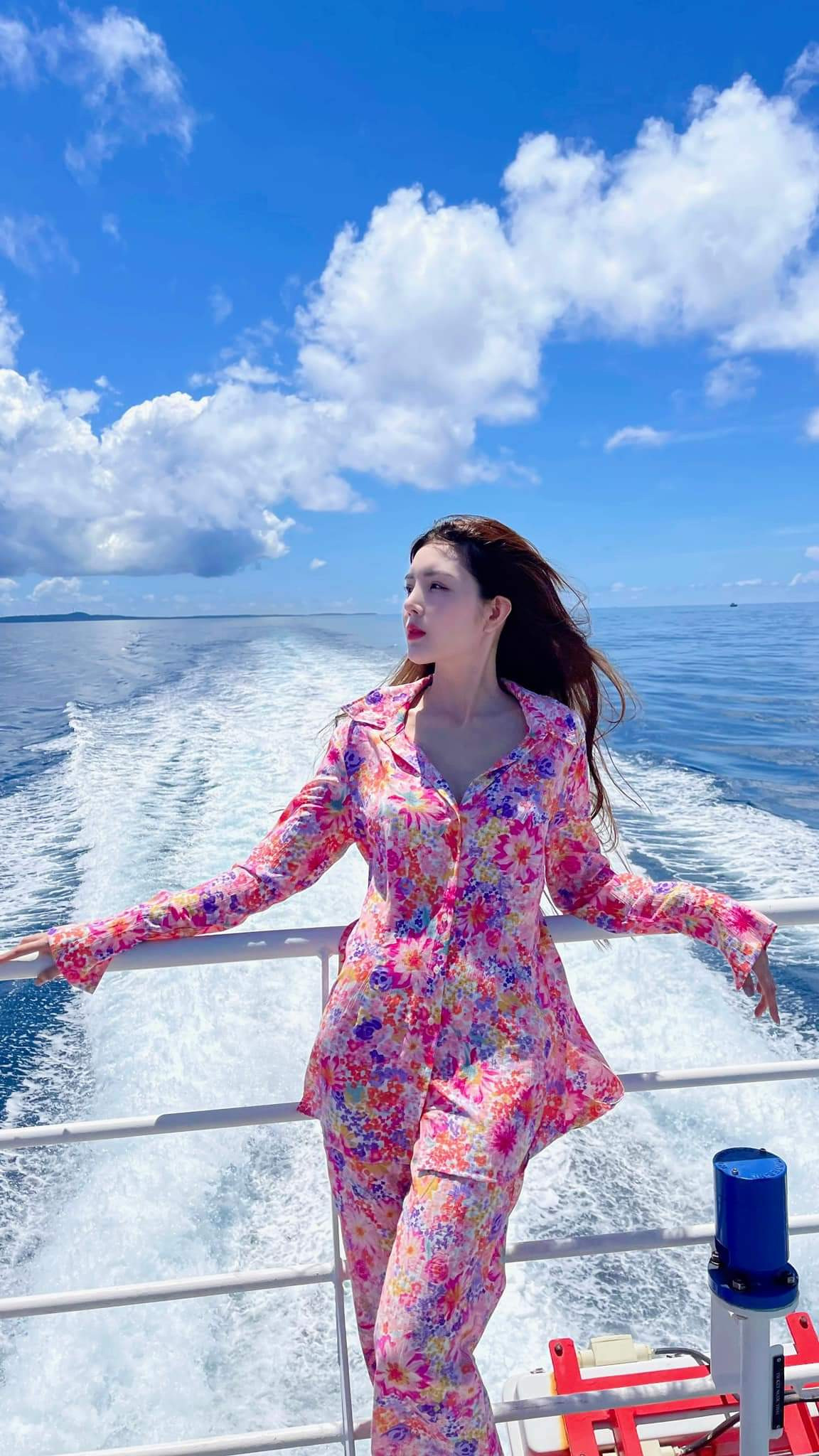 Lily thừa nhận điều này mang đến cho mình nhiều cơ hội mới trong sự nghiệp nhưng cũng đối diện với không ít lời xì xào, bàn tán từ dư lận.